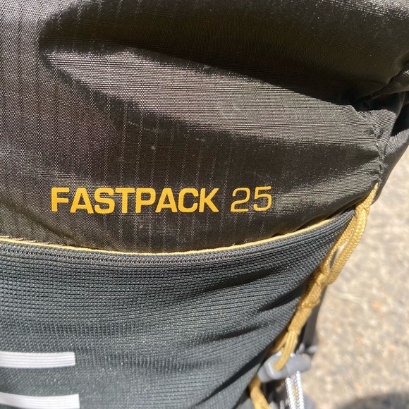 Ultimate Direction FastPack 25 backpack - Picture 7 of 11